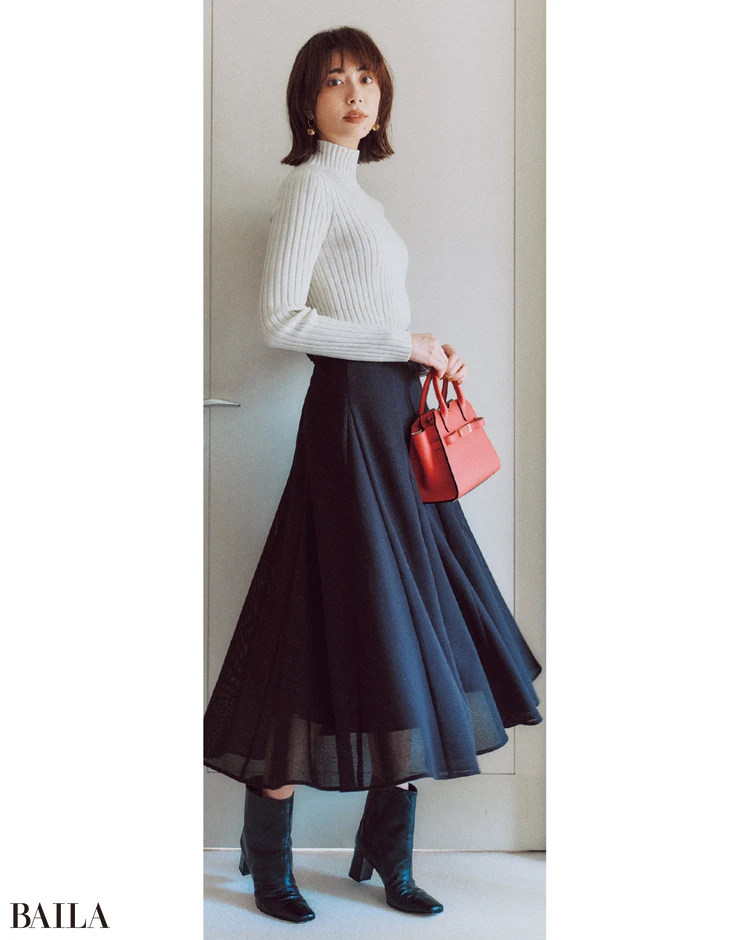 レディ感漂う美フォルムがモノトーンの新鮮見えを助長