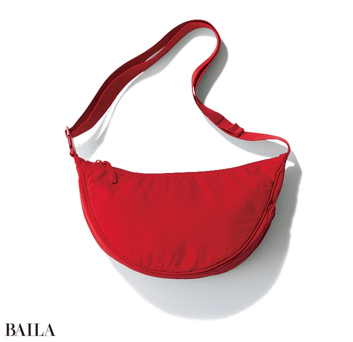 驚きのプライスにもかかわらず、抜群の使い勝手のよさはさすが！（17×28×10）￥1500／ユニクロ