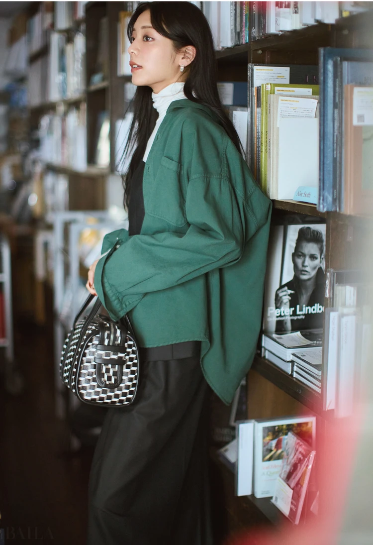 ラフに羽織ったシャツのふくらみとインナーのコントラストで華奢見え