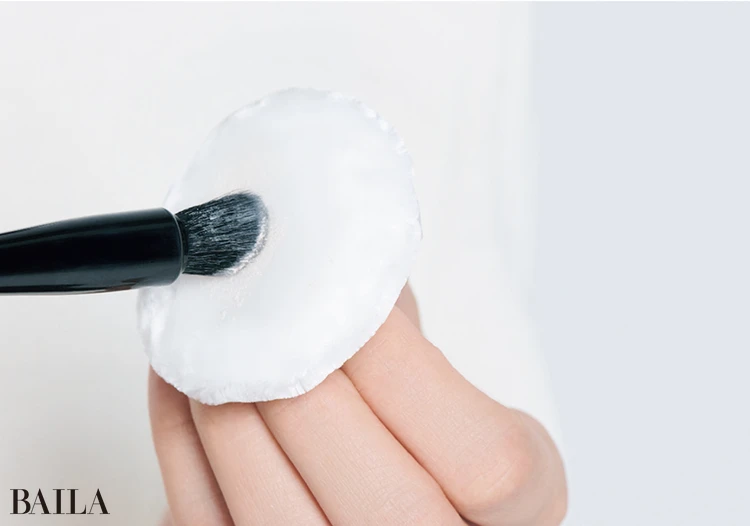 《1》パフにとったフェイスパウダーを ブラシに含ませる