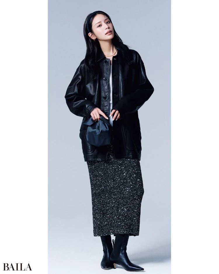 カーヴィなラメニットの女っぽさを辛口レザージャケットで引き締めて