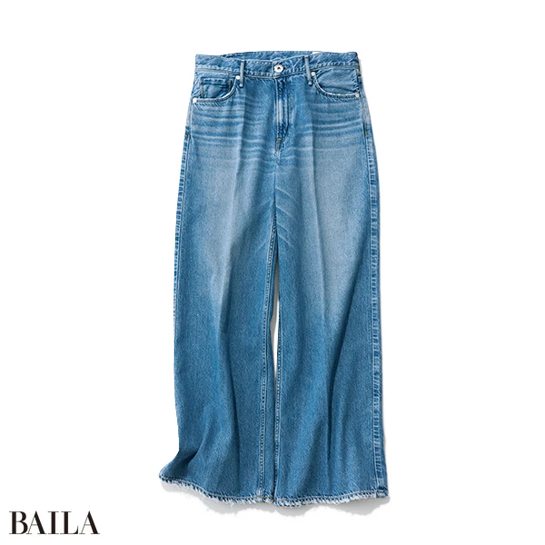 4動きやすいデニムはマスト。センタープレス入りなら、ほどよくきちんと感 がありカジュアル上手見え。パンツ￥27500／ゲストリスト（アッパーハイツ）