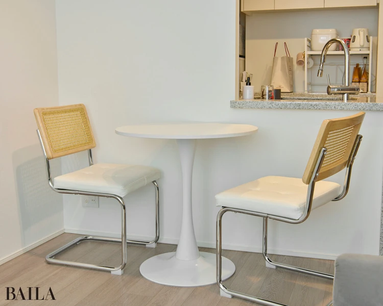 「amazon」で購入したテーブルと、中国のショッピングサイトで見つけた椅子。どちらもお手頃価格でゲット。