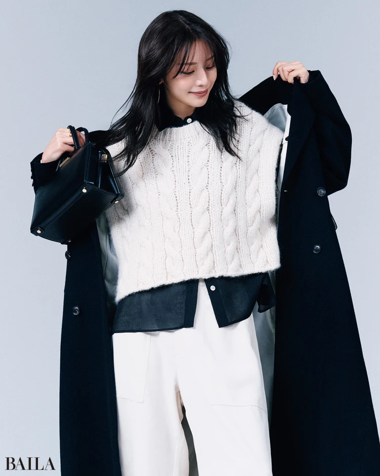 色っぽさのある透けは小さく効かせて。 マニッシュなコーデの中に女らしさが香る