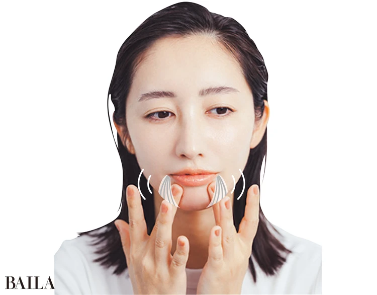 "口角下制筋"の内側の端(口角の真下より少し内側)に指を当てる。そのまま小刻みに揺らし、筋肉と筋膜の癒着をゆるめる。