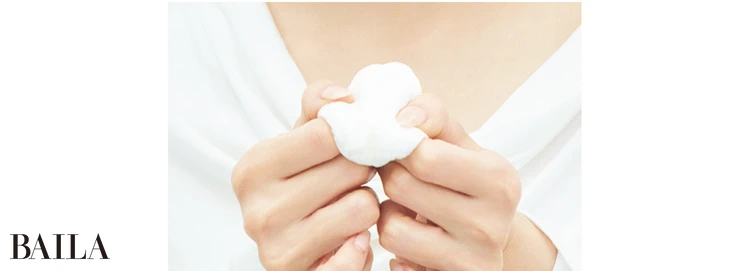 粉をしっかりパフにもみこむ このひと手間は惜しまない！