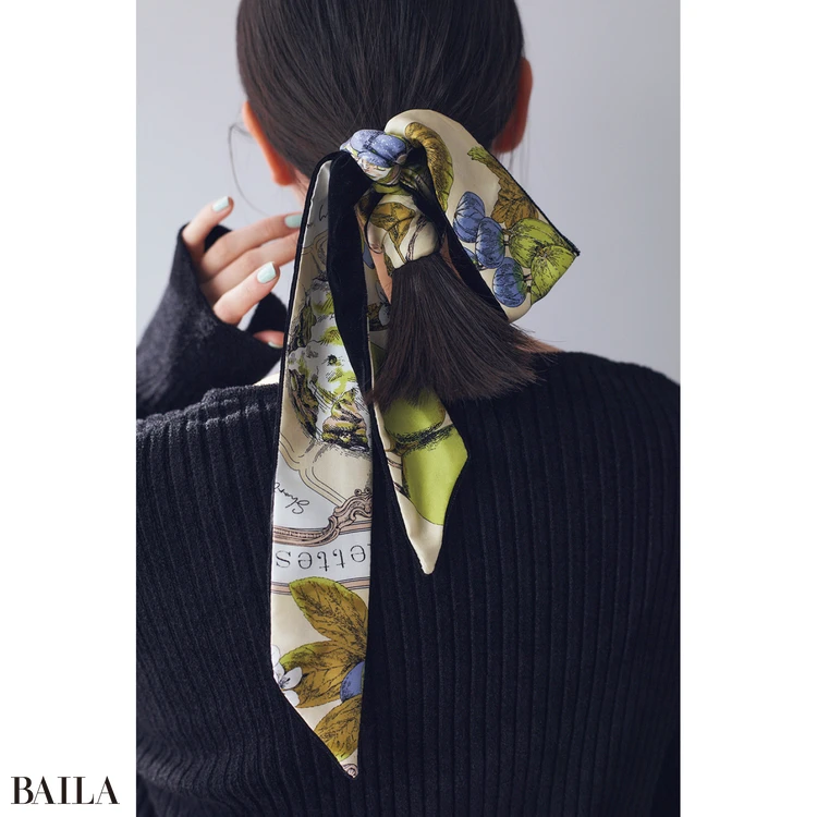 髪を結んだゴムを隠すようにずらしながら2周巻きつけ、まずは一回ギュッと固結び。そのあと、先端の長さに違いが出るように片リボン結びにして完成。