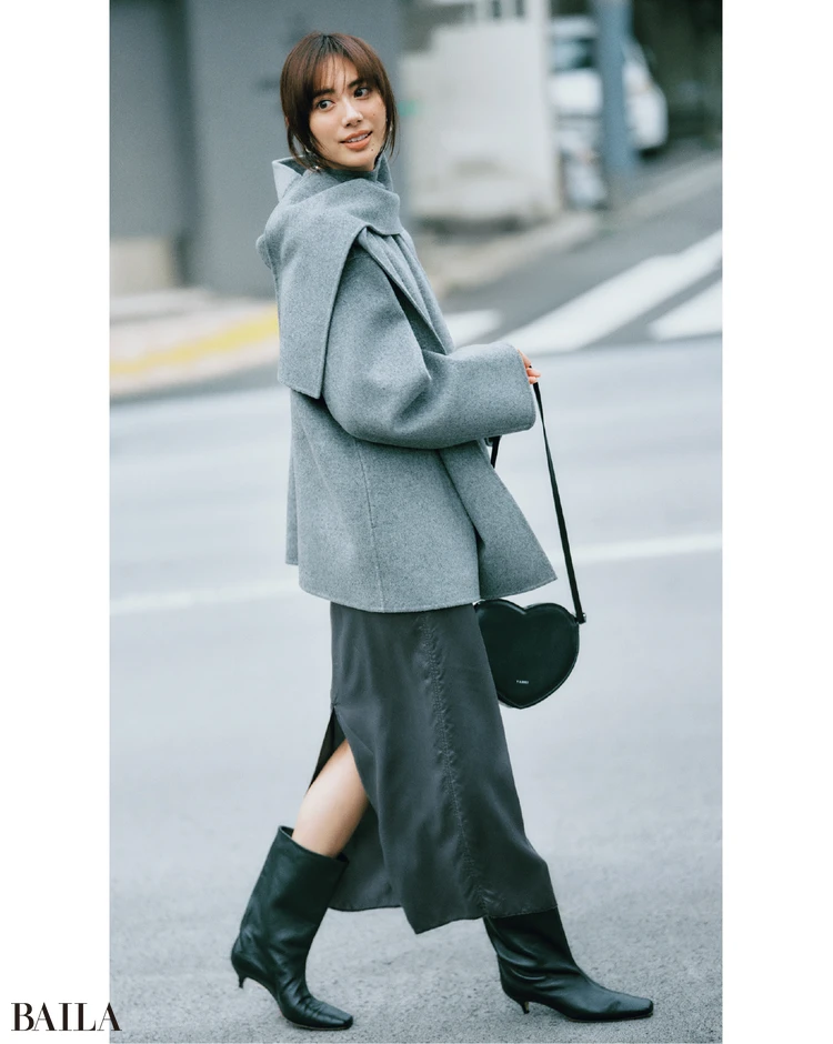 余韻を長引かせるあえての「深スリットスカート」