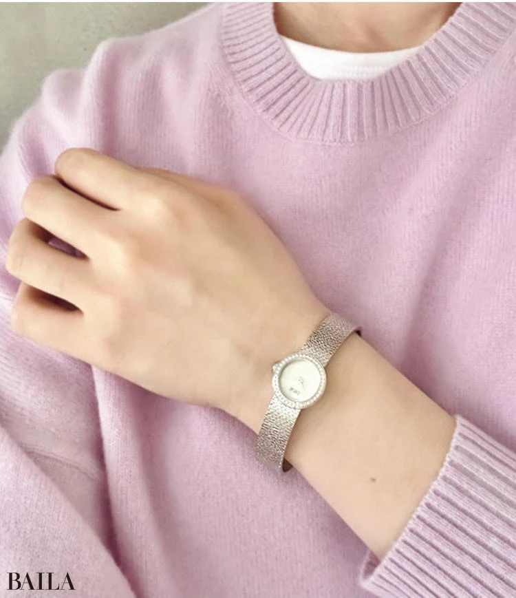 しなやかな質感のミラネーゼメッシュブレスレットが優しく軽やかに腕にフィット。品のある輝きで、肌まで透明感が増した気分！