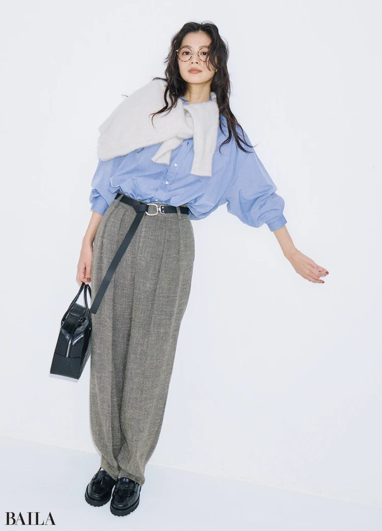 ゆるりと垂らして楽しむロングベルトで抜け感を