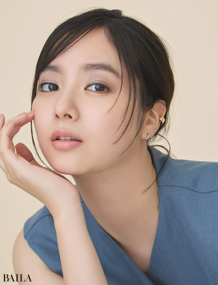 シャネル秋新色コスメで「ニュアンスグレーメイク」