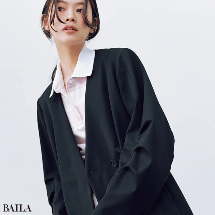 大胆なカーブ袖で定番の黒をひと工夫