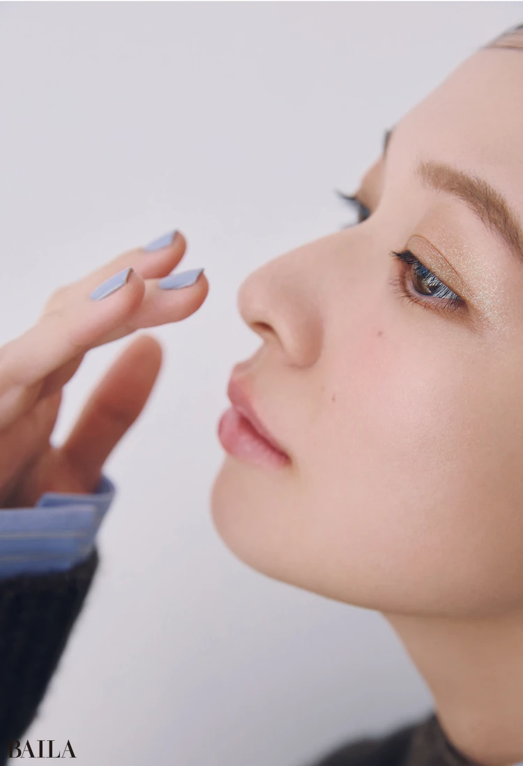 定番のベージュシャドウに 偏光ラメのスパイスで多幸感