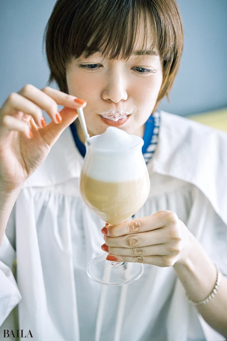 ティーオレを飲む佐藤栞里