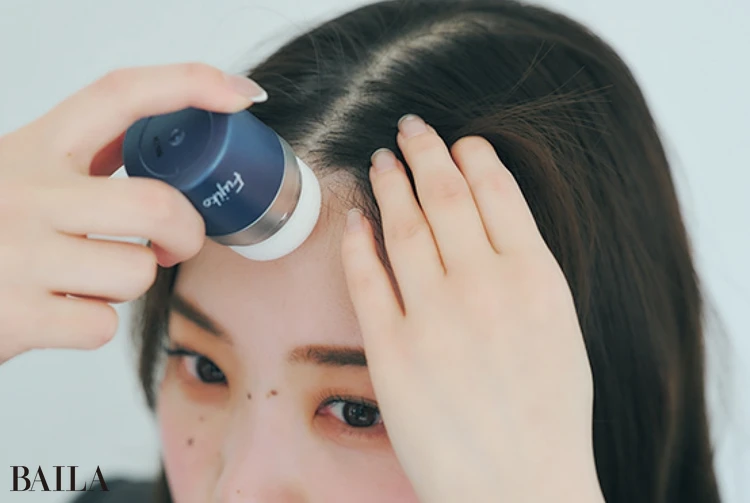 《1》前髪を分け、おでこの中間から生え際にかけて、ポンポンとたたき込むようにまんべんなくパウダーをはたく。