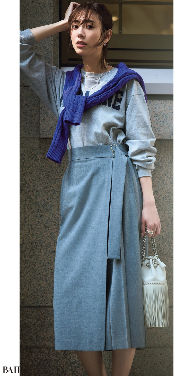 土屋巴瑞季　スカート￥44000／ビームス ハウス丸の内（エッフェ ビームス）　中に着たカットソー￥16500／イレーヴ　カーディガン￥61600／リーミルズエージェンシー（ジョン スメドレー）　ピアス￥40700・ネックレス￥25300／マリハ　バッグ￥99000／ピモンテ（トラモンターノ）　靴￥59400／アマン（ペリーコ）