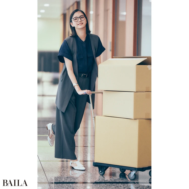 新川優愛 慌ただしい日は動きやすくてシワになりにくいパンツが最強!【BAILA今日のコーデ】