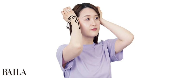 《1》手根部を使い、咬筋部分から側頭筋へと揺らしながら引き上げていく。そのまま後ろの僧帽筋へとくるくる流す。