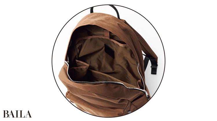 中にはボトルやガジェット入れ場も