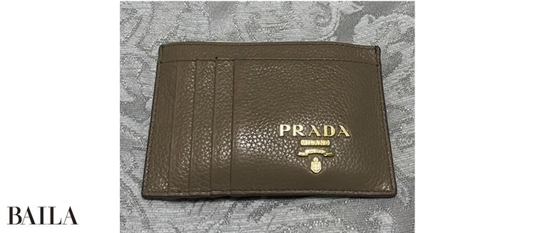 「旅行先のスペインで買った『プラダ』の小さなカードケースを財布代わりに使っています」