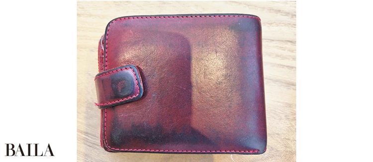 大学の入学祝いに父からもらった『鞄いたがき』の二つ折り財布を10年以上大切に使っています