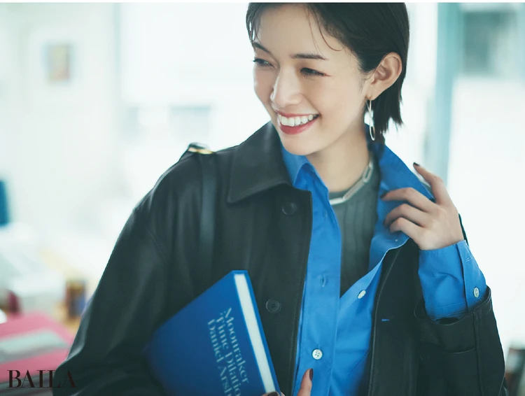 女らしいミニスカートこそ カッコよく仕上げるのが大人の流儀