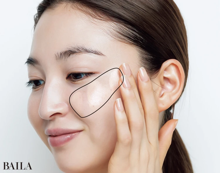 《4》下地をしっかり仕込んだ分、ファンデーションは少量でOK