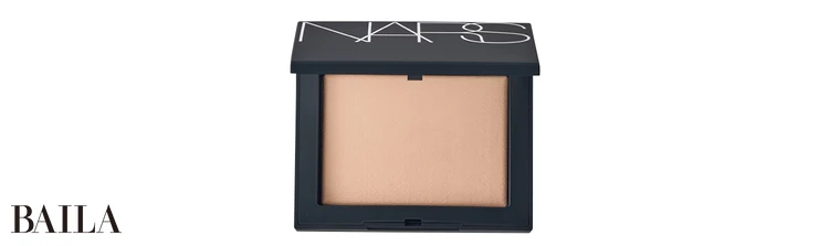 ライトリフレクティングセッティングパウダー プレスト N 05555 ￥6490／ナーズ ジャパン