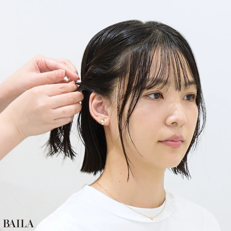 大城琴里さん 取り分けていたサイドの髪を後ろに向かってねじります。