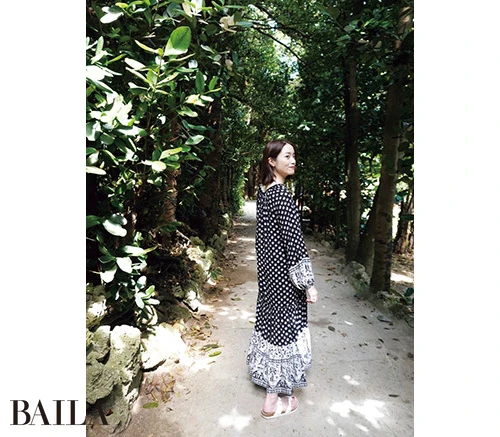 加納頌子さん フクギ並木の落ち着いた 緑に映える♡