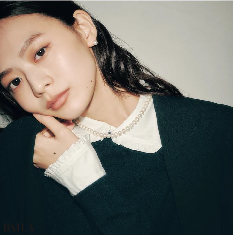 マニッシュコーデに甘さを小さく。だから際立つ愛らしい表情