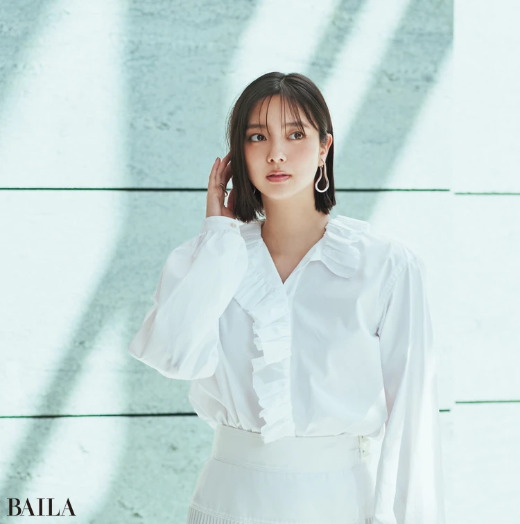 洒落感をそっと印象づけるモダンな表情のフリルカラー