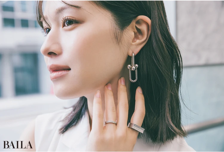 ワンピのバックルの色と合わせ、アクセはソリッドなシルバーで統一