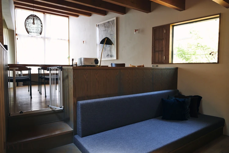 注文住宅　ダイニングとリビングに段差をつけて空間をゆるやかに仕切る