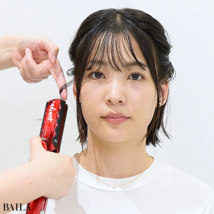 大城琴里さん 仕上げとして、正面から見える毛先を、再度、外ハネにします。