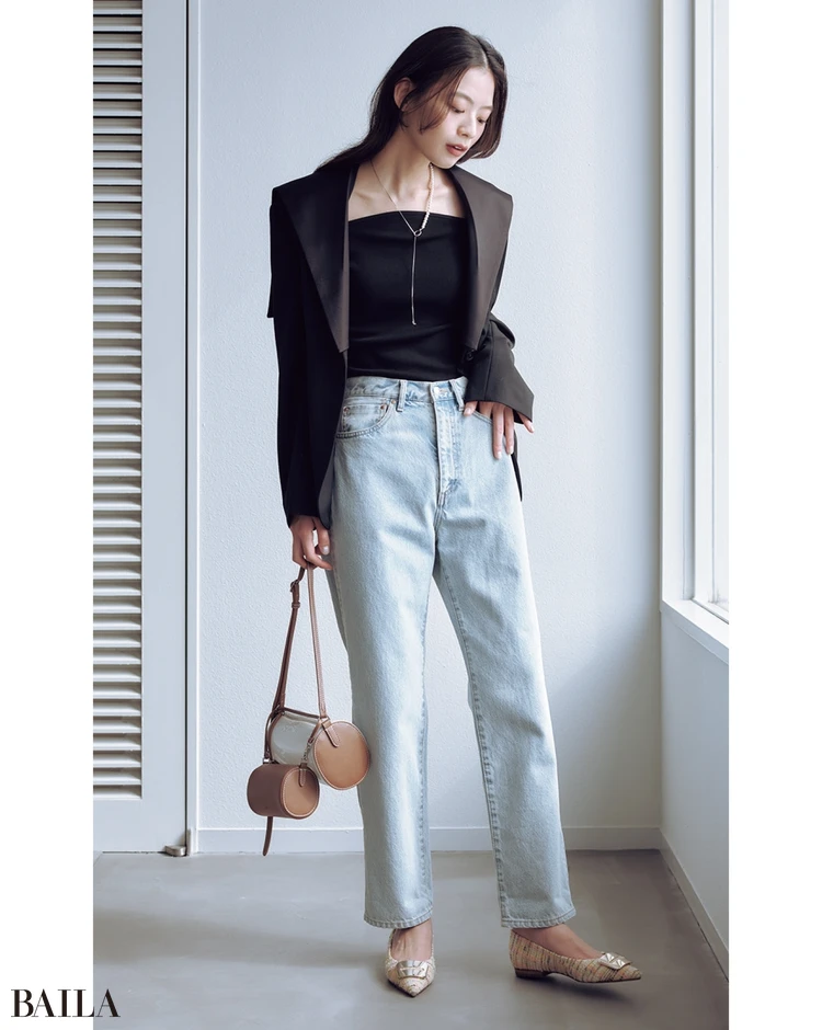 さりげない鎖骨見せで大襟ジャケットもすっきり＆女っぽい印象に