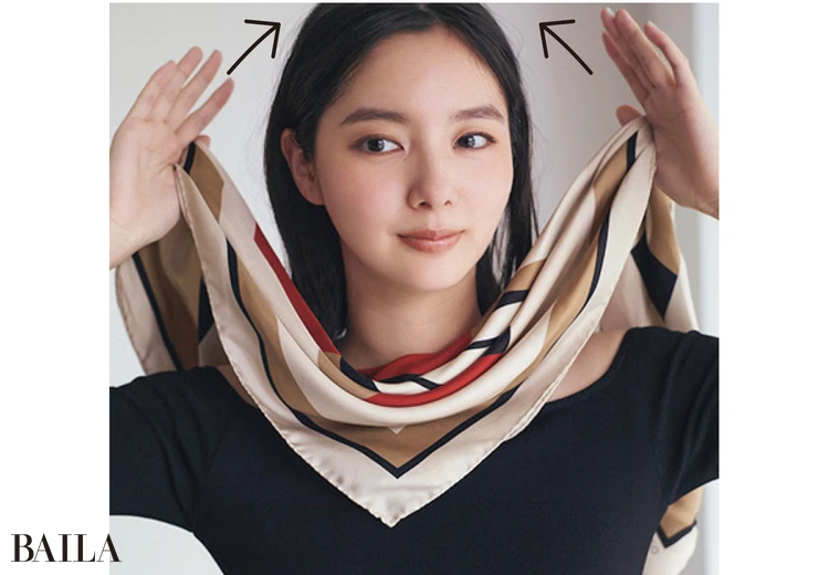 三角に折ったスカーフの頂点が、あごの下に来るように両端を持つ。