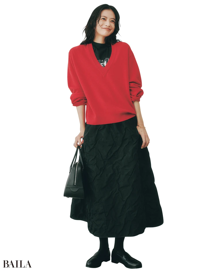 上質ニットの確かな包容力で勢いのある赤×ロゴの茶目っ気もさらりと