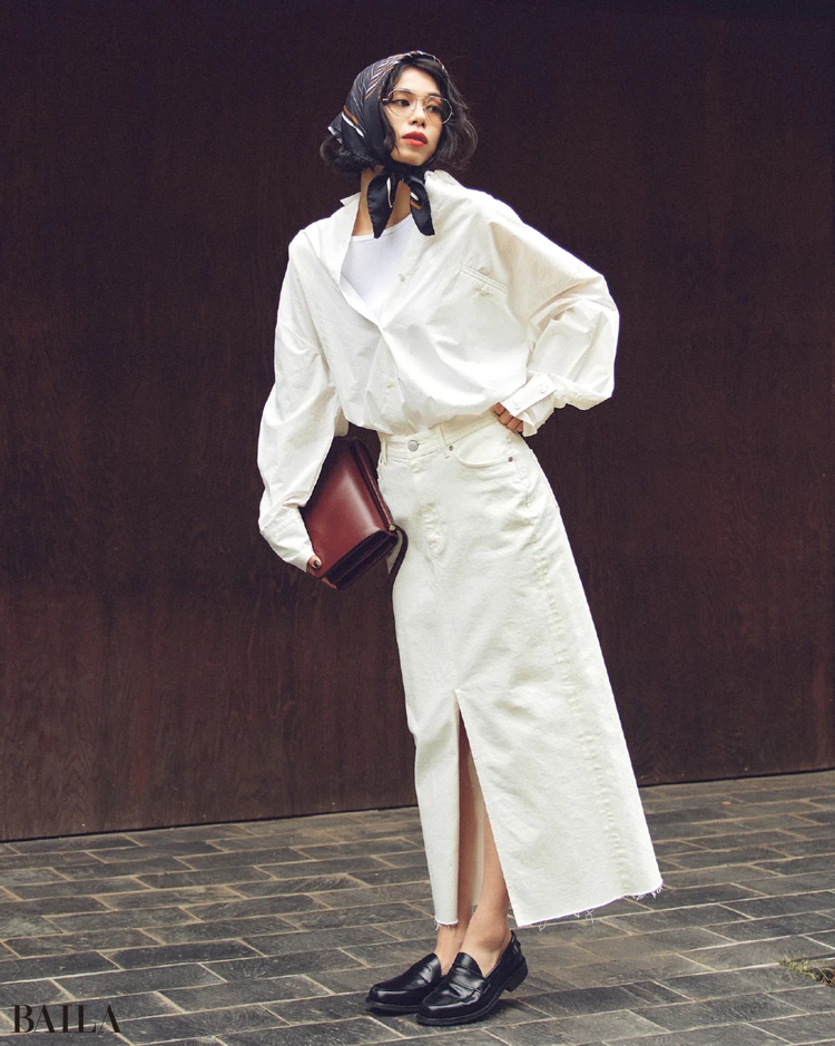 フェミニン服は 「ホワイトデニム」で