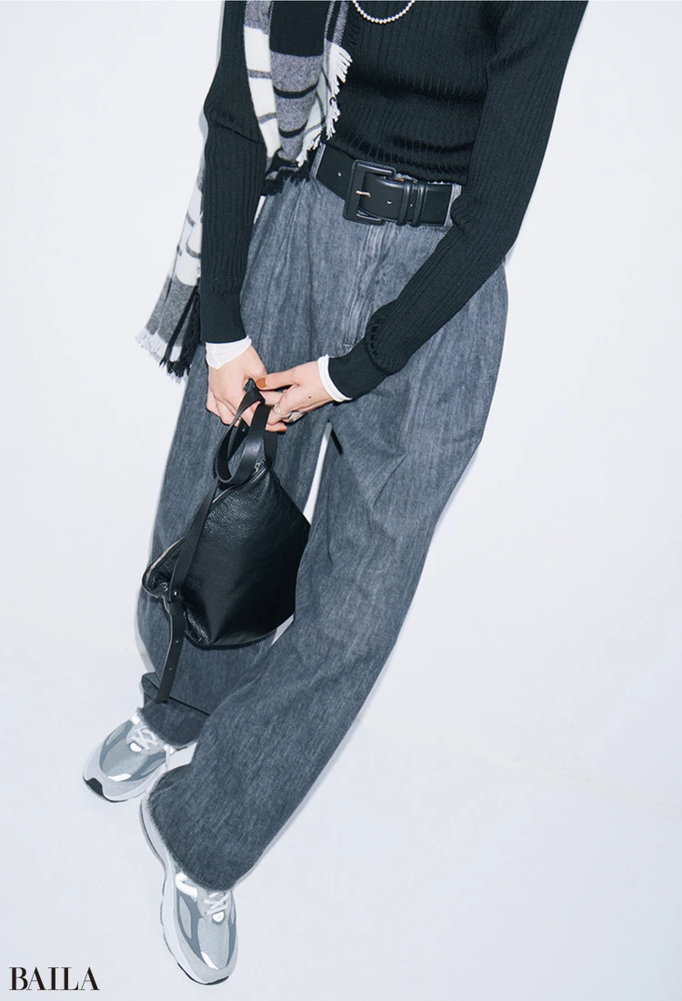 流行のビッグベルトはワントーンコーデにさらっと投入