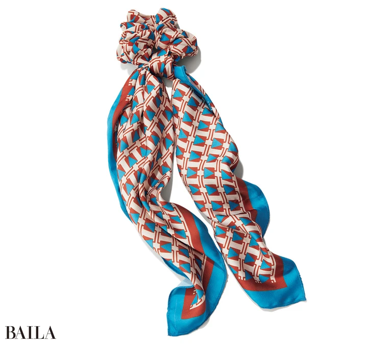 シュシュ（※スカーフは66×66）￥11220／ズットホリック（ナムジョシュ）　