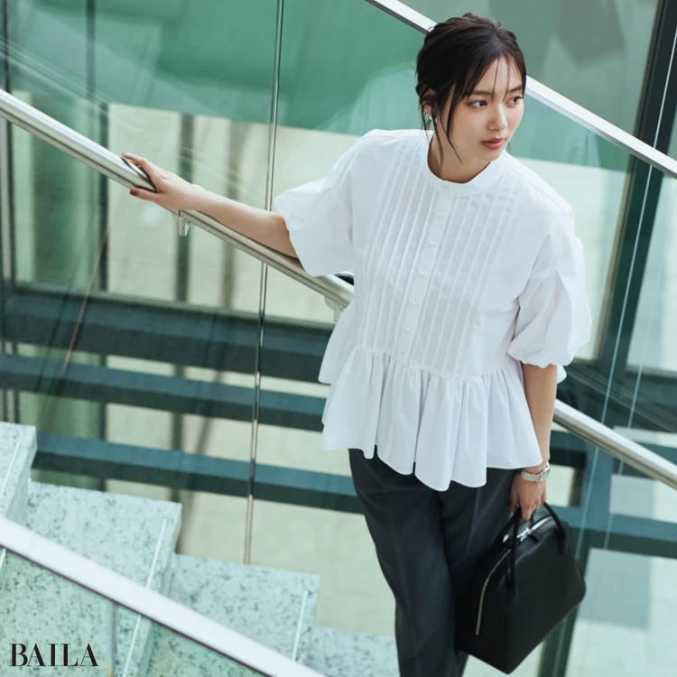 着るだけで自然にスタイルアップ!ペプラムトップスが頼れる【BAILA今日のコーデ】