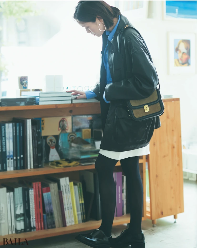 女らしいミニスカートこそ カッコよく仕上げるのが大人の流儀