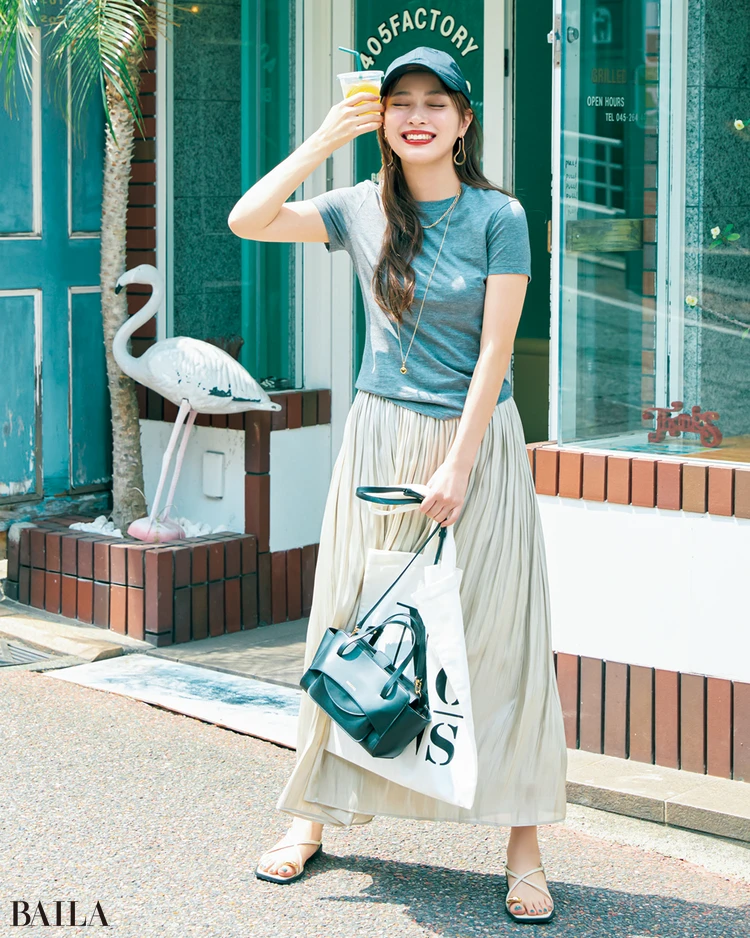 内田理央 スカートコーデ