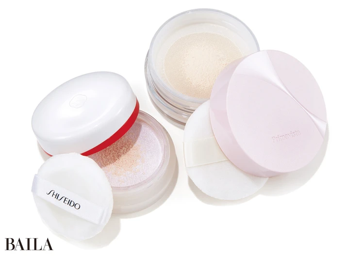 （左）SHISEIDO エッセンス スキンセッティング パウダー 02 7g ￥5500／資生堂（9月1日発売）（右）プリマヴィスタ スムースラスティング ルースパウダー ルーセント 12.5g ￥4840（編集部調べ）／花王　