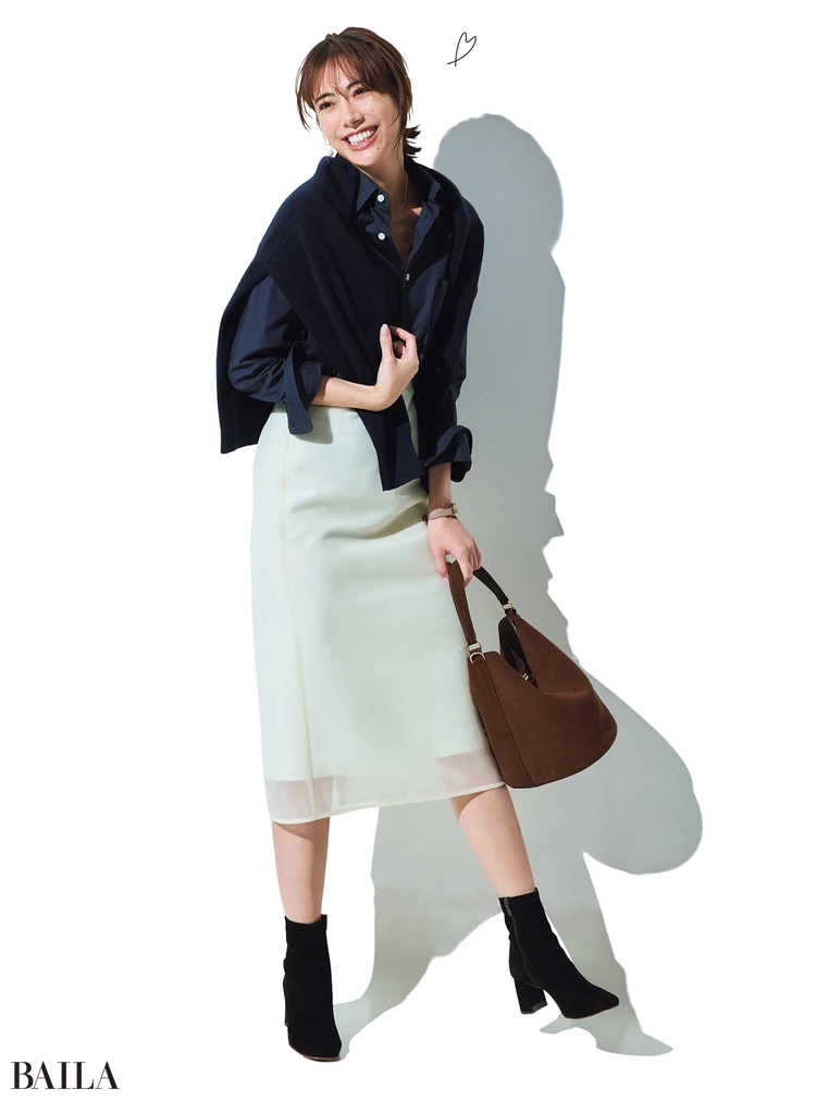 土屋巴瑞季　スカート￥26400／マルティニーク ルミネ横浜（マルティニーク）　シャツ￥56100／マディソンブルー　肩にかけたニット￥11000／ゲストリスト（ステートオブマインド）　ピアス￥187000・ネックレス￥35200／マリハ　時計￥91300／シチズンお客様時計相談室（シチズン クロスシー）　バッグ￥183700／ショールーム ロイト（ザンケッティ）　靴￥28600／ダイアナ 銀座本店（ダイアナ）