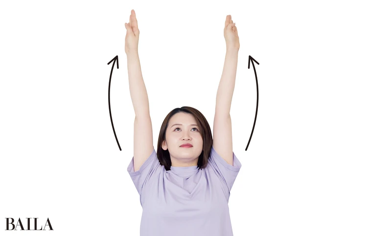 《3》息を吸って小指側から両手を上げ、吐きながら親指側から両手を下げる。お尻が締まり、お腹が伸びるのを感じて。