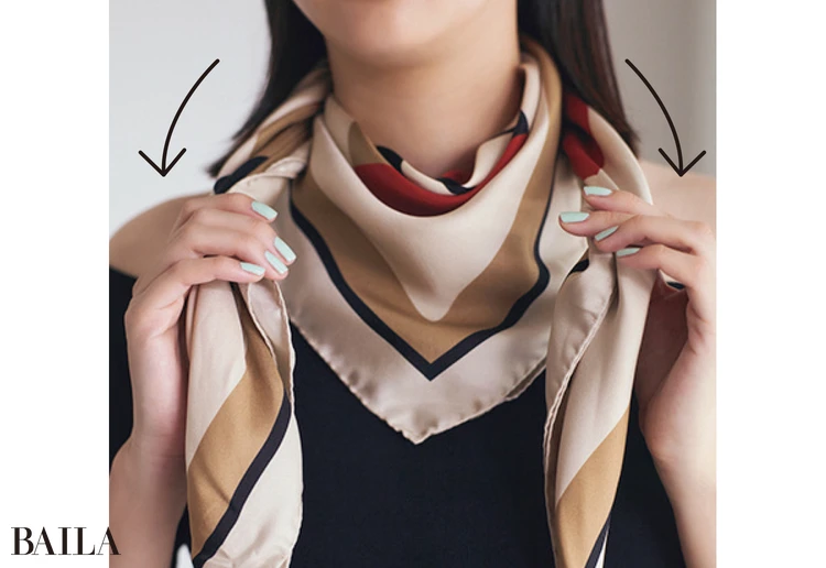 首の後ろでクロスして両端を前に。