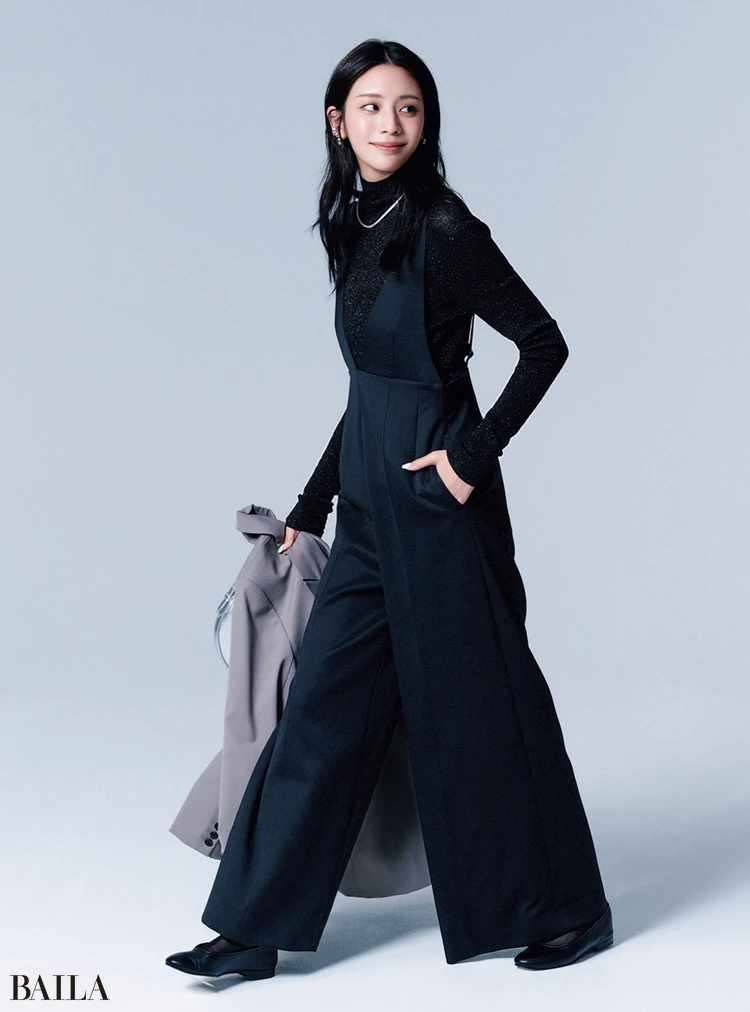 定番の黒タートルも微細なラメ入りなら それだけで普段よりも「アガる」コーデに