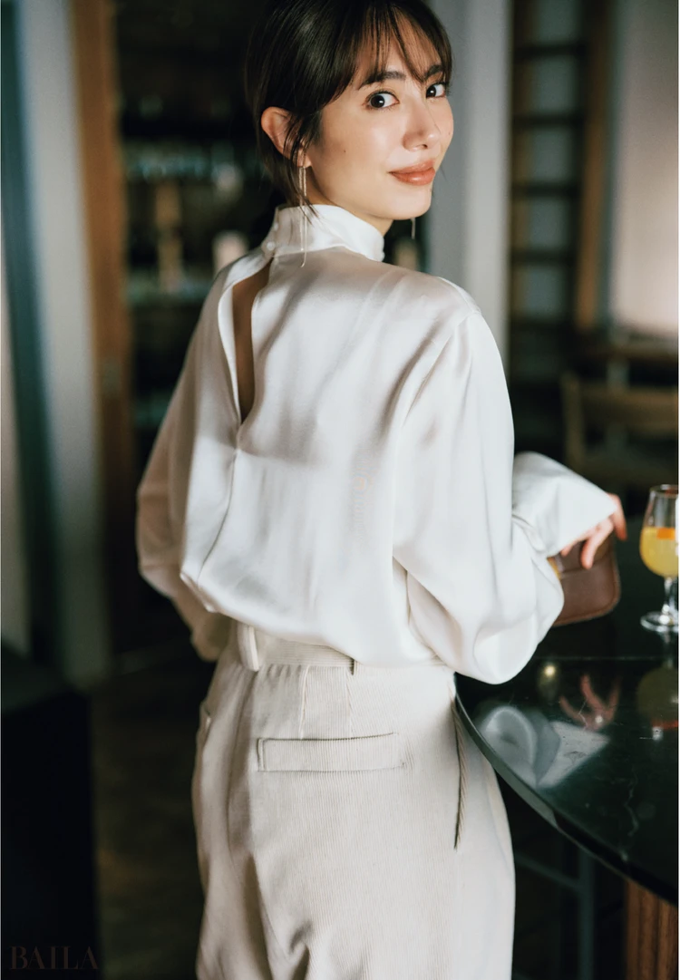 スマートな色気は「背中」に託す